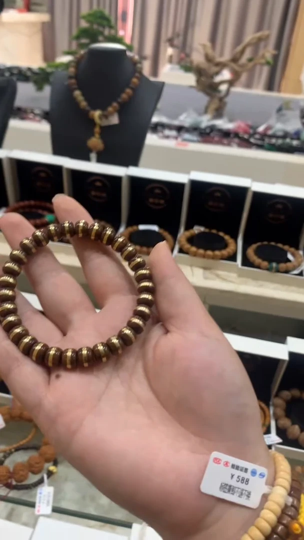 非洲檀香无事牌紫金鼠一线天