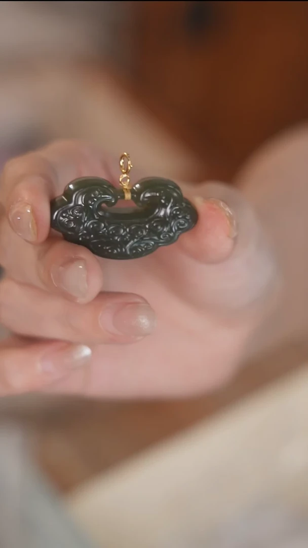 吊坠(不含链)未镶嵌和田玉锁吊坠（颜色微不同）