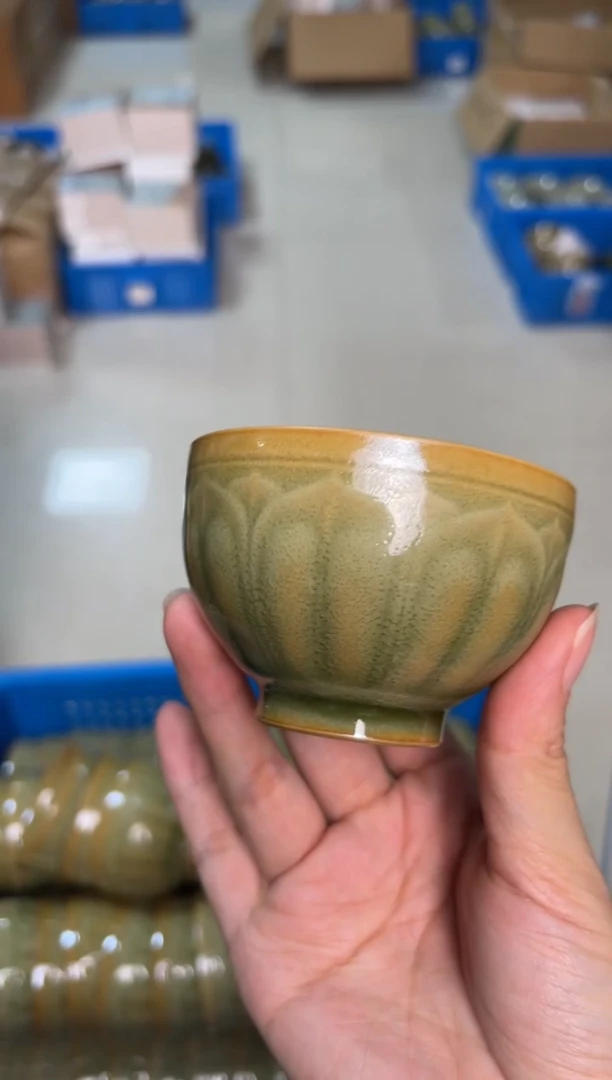 陶瓷橄榄绿莲瓣禅定杯