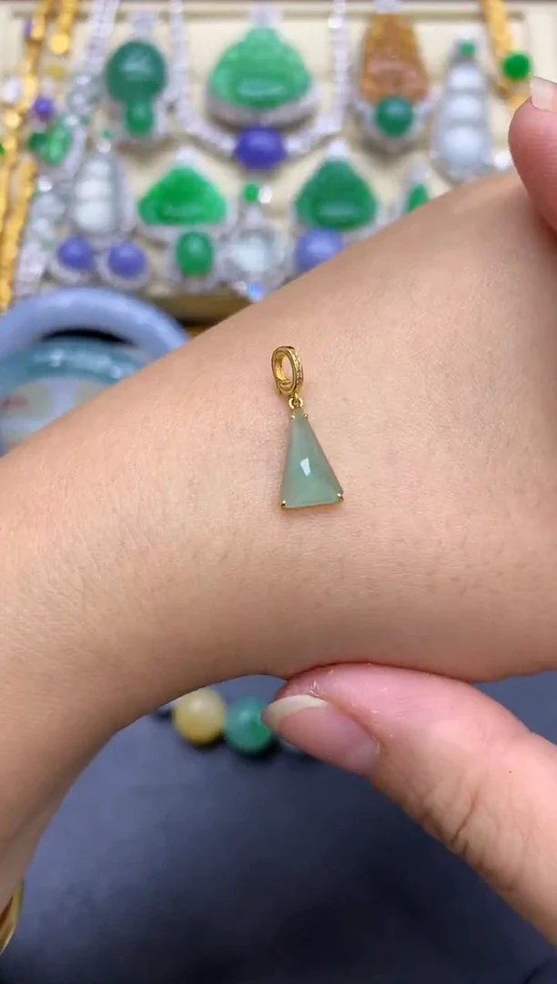 颈饰18K金镶嵌翡翠144-中国好珍宝