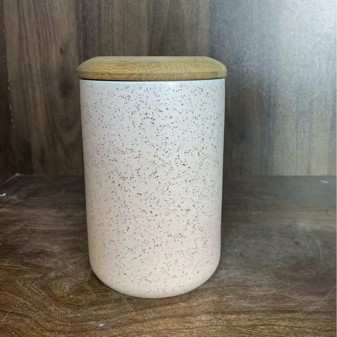 A542景德镇制陶瓷茶叶罐一件