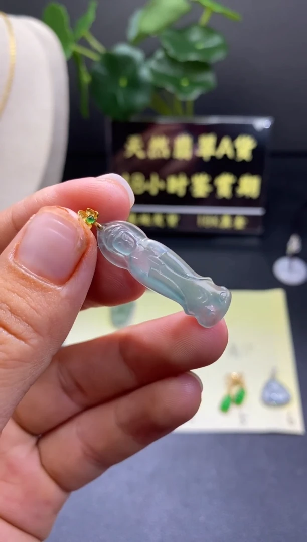 翡翠18K金镶嵌颈饰翡翠吊坠