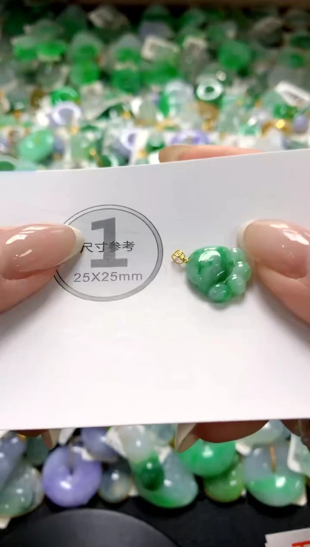 翡翠18K金镶嵌颈饰1111111111111111