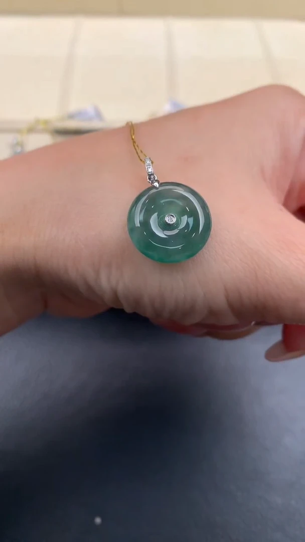 翡翠18K金镶嵌颈饰Q368