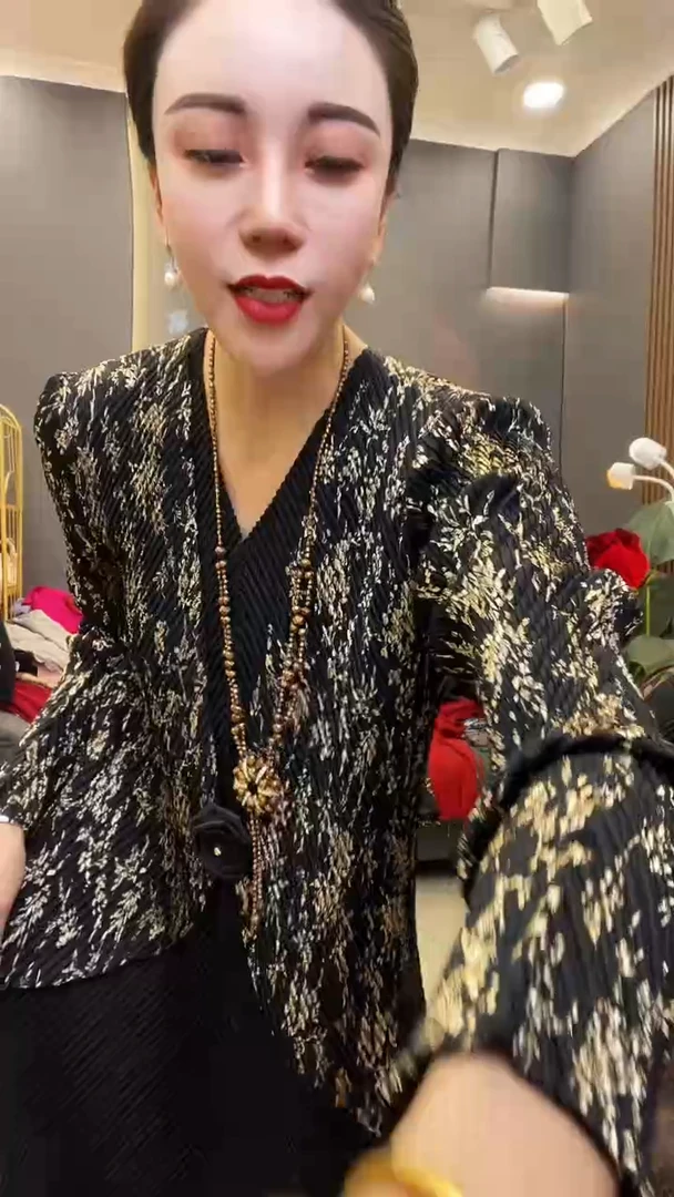 聚酯纤维（涤纶）黑色  烫金 别针裙