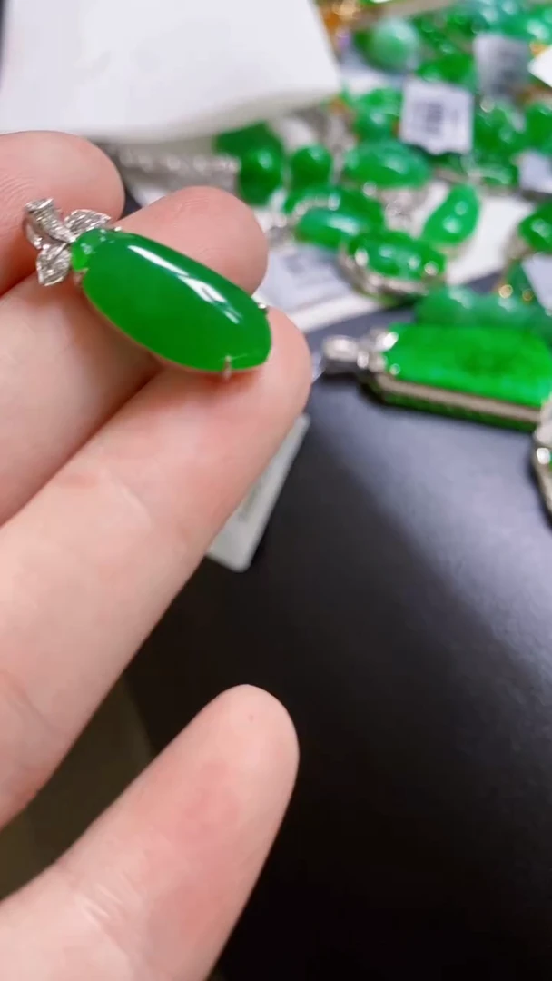 颈饰18K金镶嵌翡翠瓜