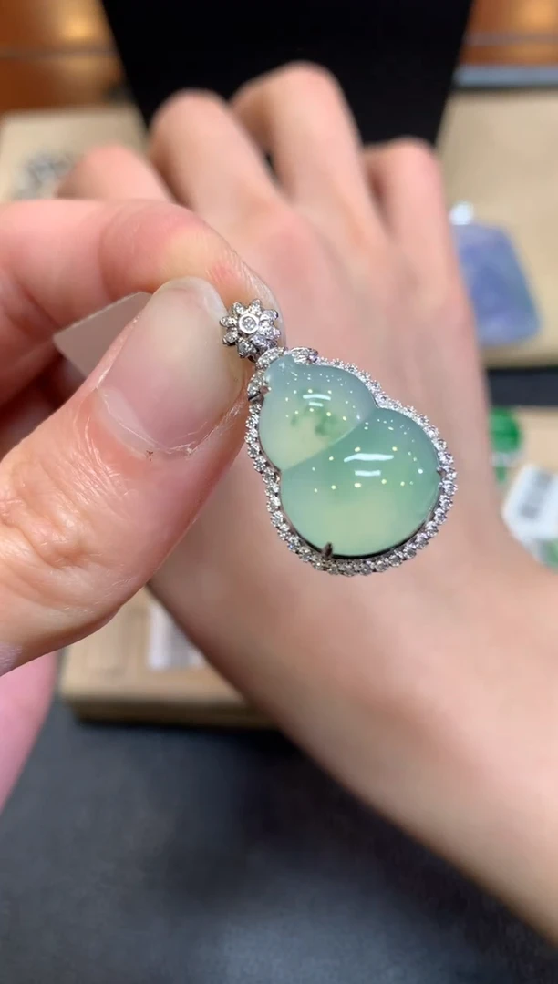 【闪购商品】翡翠颈饰18K金镶嵌葫芦【无服务费】