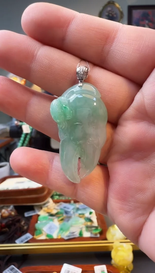 颈饰18K金镶嵌翡翠吊坠