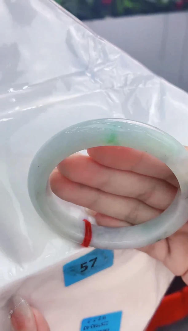 翡翠手镯未镶嵌翡翠手镯