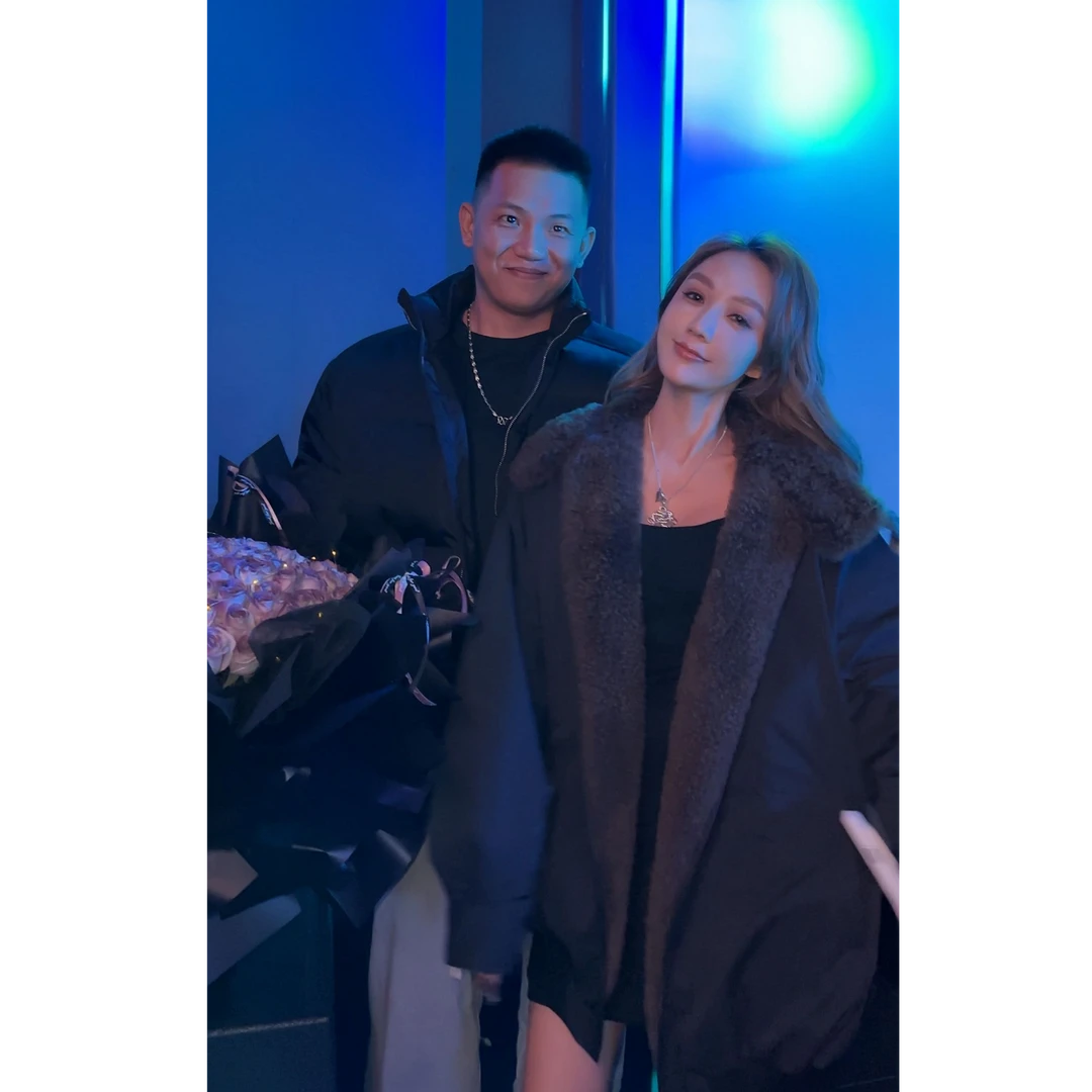 AMAZING IN | 9o%大朵白鹅绒 | 山羊绒毛领外套A241215-FG-24112