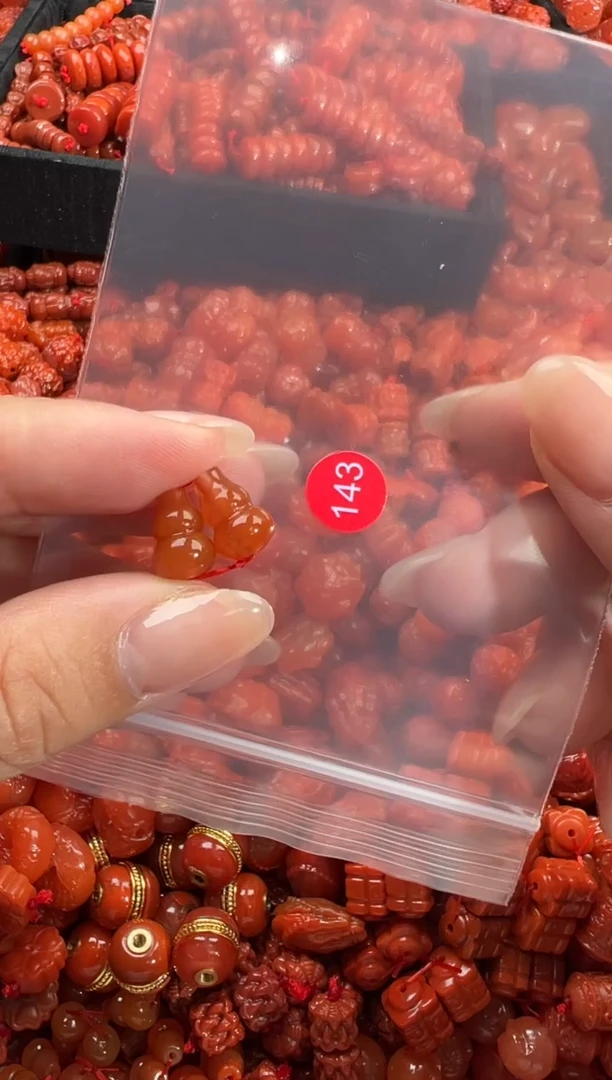 南红玛瑙未镶嵌颈饰1