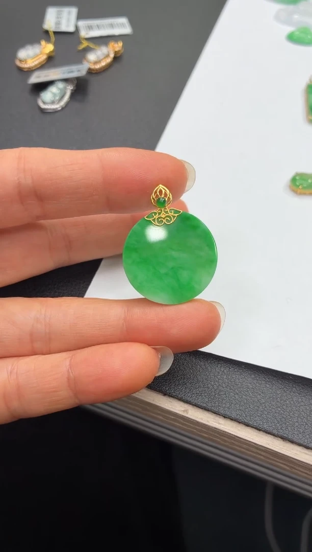 颈饰18K金镶嵌翡翠天然翡翠A货