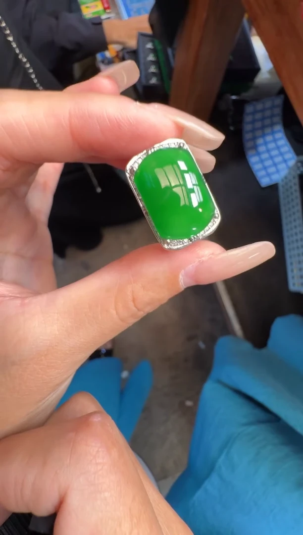 未镶嵌定制翡翠翡翠A货有轻微色差属于正常现象，戒指多样性发货1