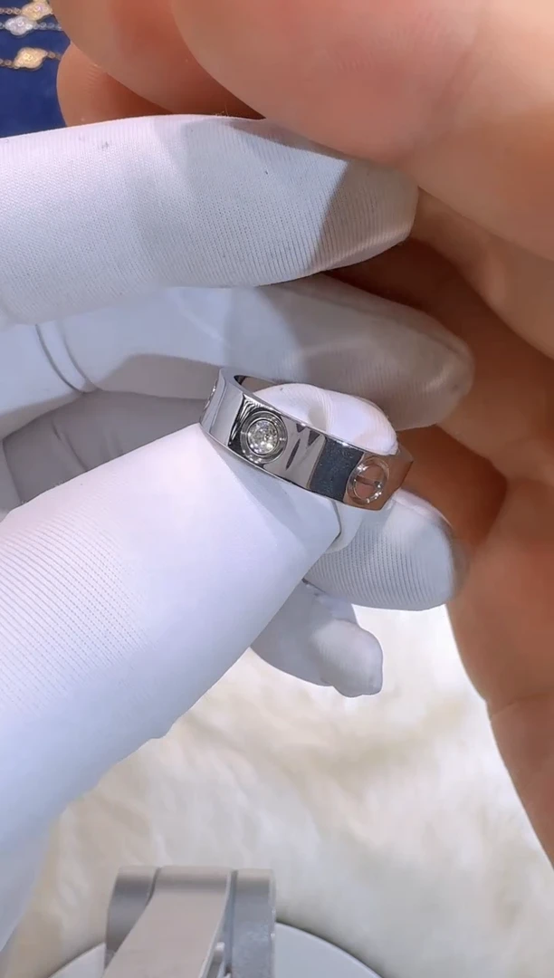 18K金镶嵌实验室培育钻石宽版三钻戒指    18码