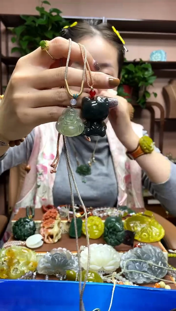 未镶嵌岫玉颈饰·