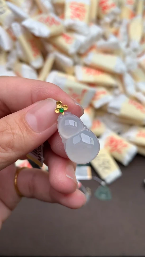 翡翠挂件18K金镶嵌 —