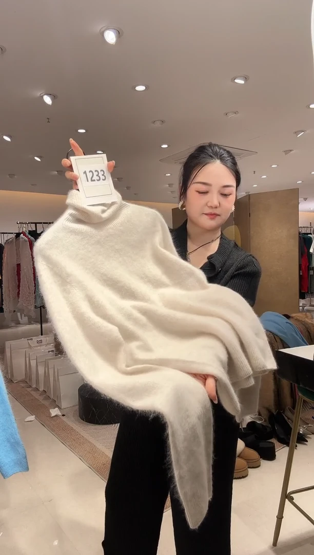 m****o编号1233杏色高领毛衣