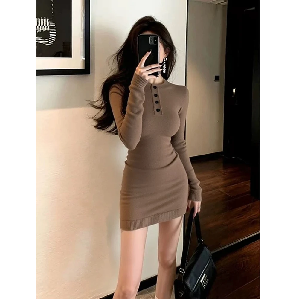 Z669设计师独特咖色修身显瘦针织裙圆领纽扣毛织裙收腰连衣包臀裙