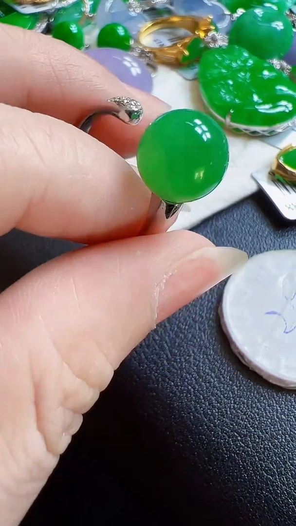 颈饰18K金镶嵌翡翠戒指