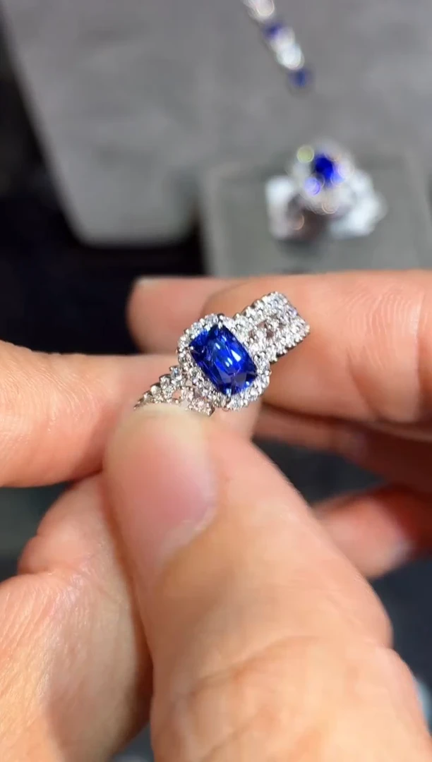 戒指蓝宝石18K金镶嵌【闪购】1.35ct/七天鉴赏/皇家蓝