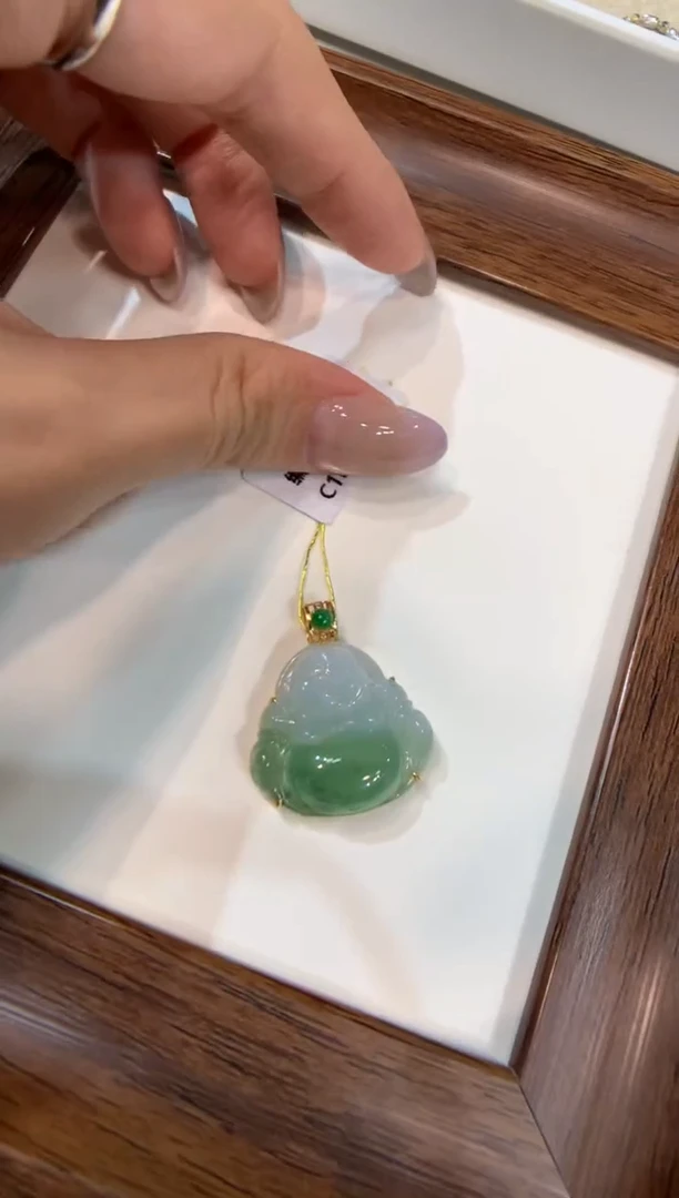 颈饰18K金镶嵌翡翠佛公