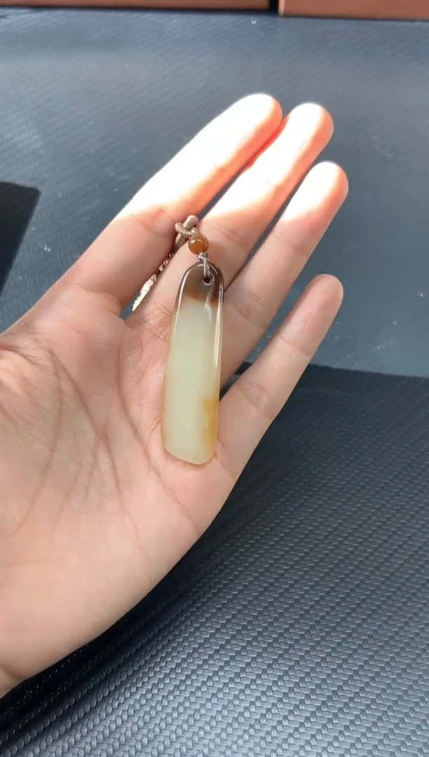 吊坠(赠链)未镶嵌和田玉若羌微色差吊坠