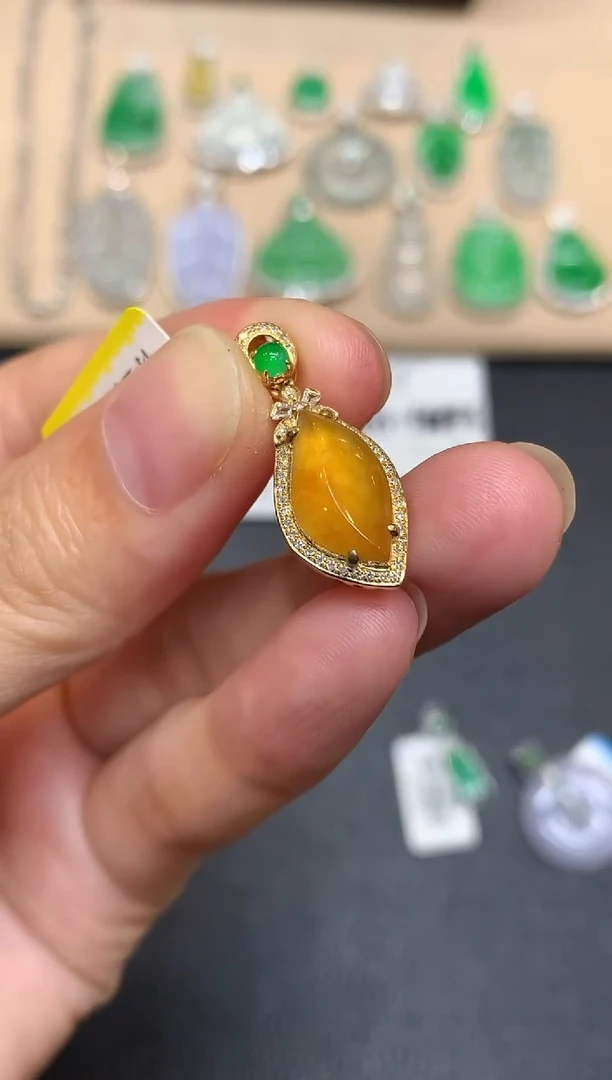 颈饰18K金镶嵌翡翠随形【无服务费