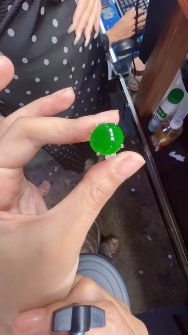 未镶嵌定制翡翠翡翠A货有轻微色差属于正常现象，戒指多样性发货1