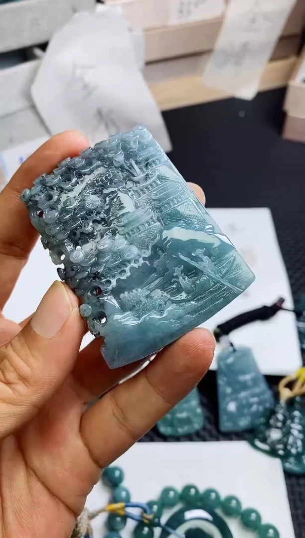 翡翠未镶嵌颈饰回****光