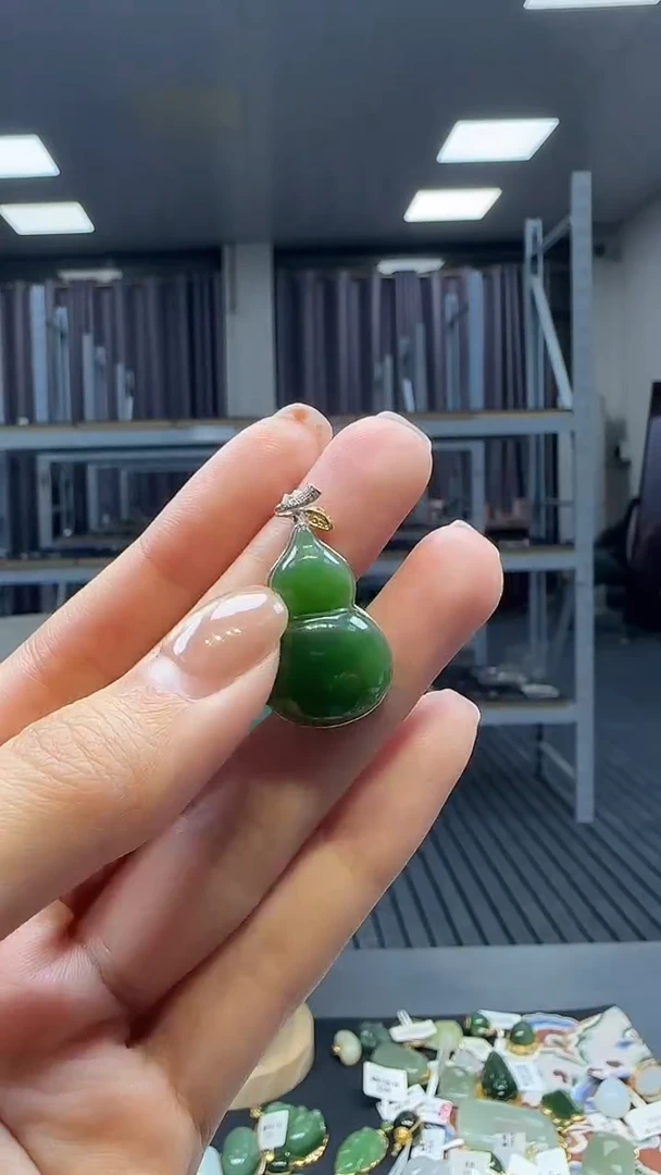 18K金镶嵌和田玉挂件1