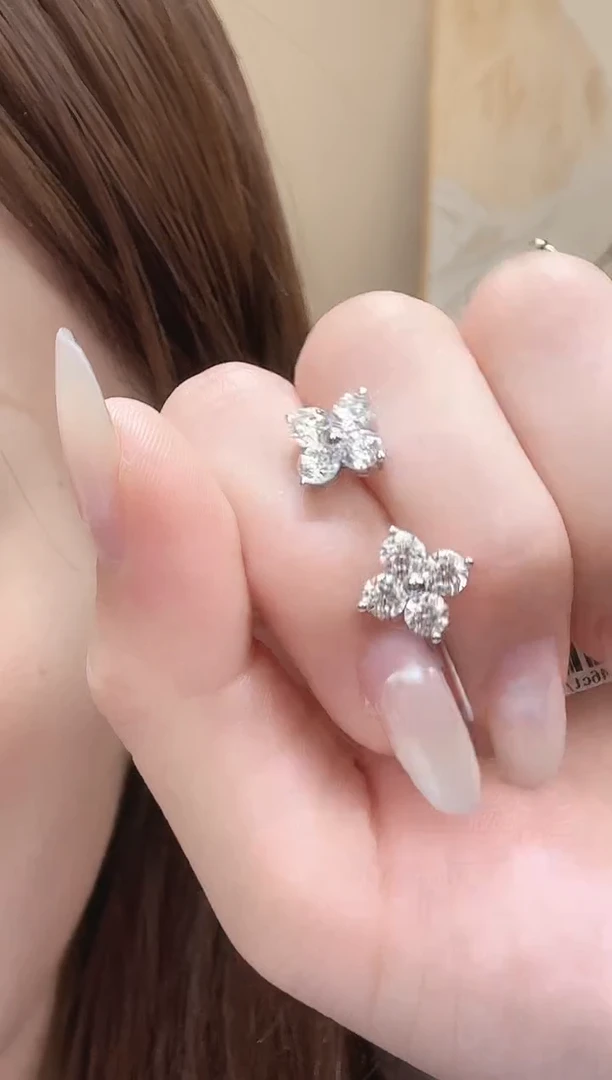 18K金镶嵌实验室培育钻石耳饰18k金20分四叶草耳钉k白