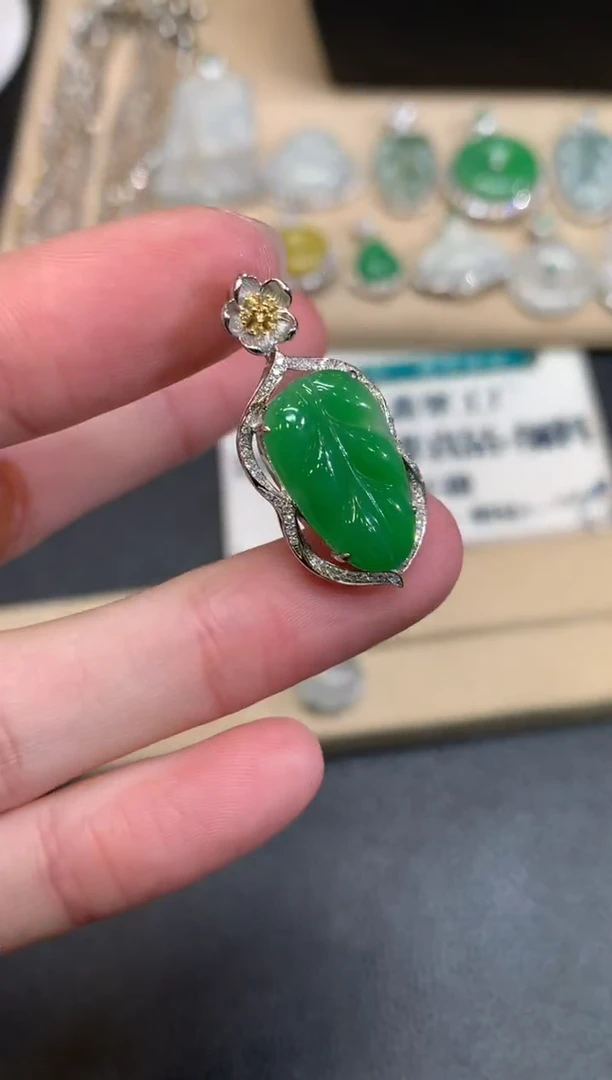 【闪购商品】翡翠颈饰18K金镶嵌叶子【无服务费】