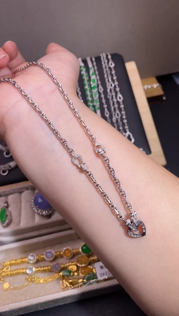 颈饰18K金镶嵌钻石项链