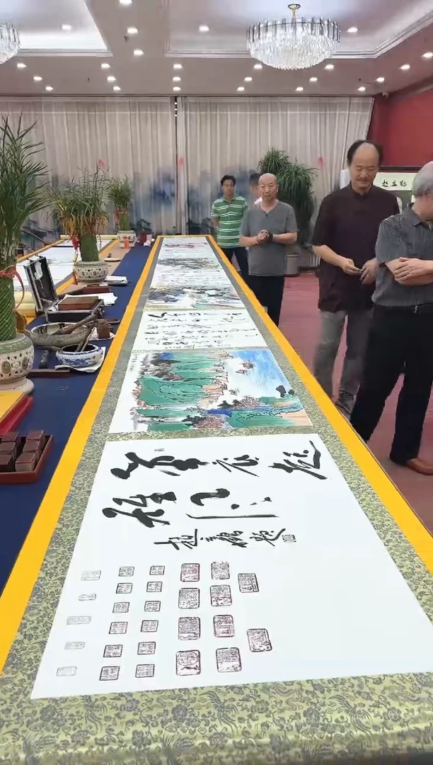 书法松  赵立鹤刘合文王定奎祁传华陈纯明合作十米长一米宽金卷