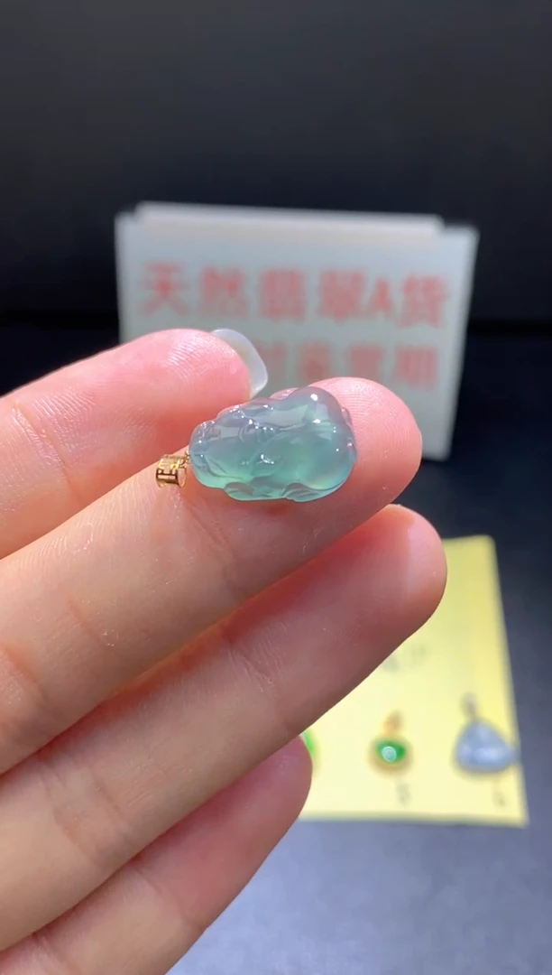 翡翠18K金镶嵌颈饰翡翠吊坠