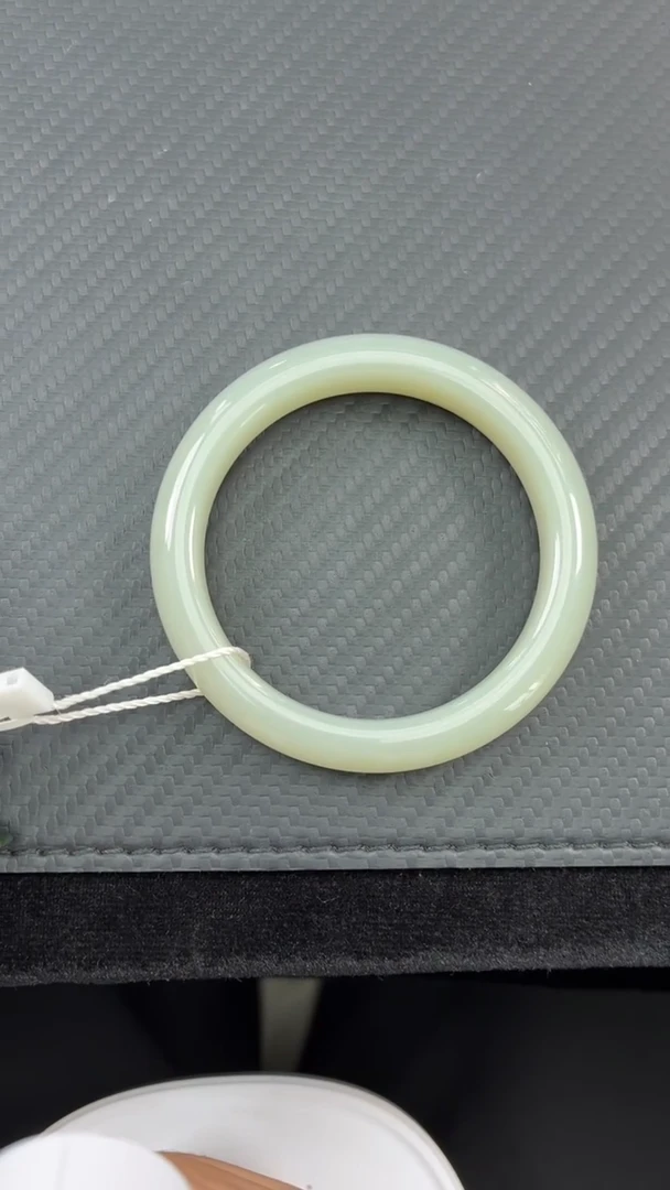 和田玉手镯未镶嵌且末近矿微色差青白57+手镯