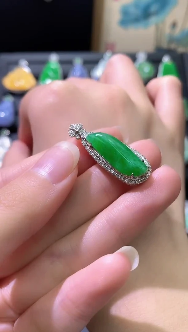 颈饰18K金镶嵌翡翠33随形