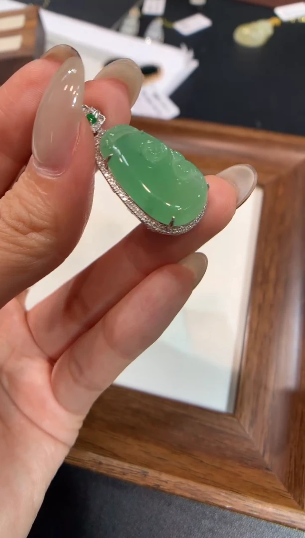 颈饰18K金镶嵌翡翠如意