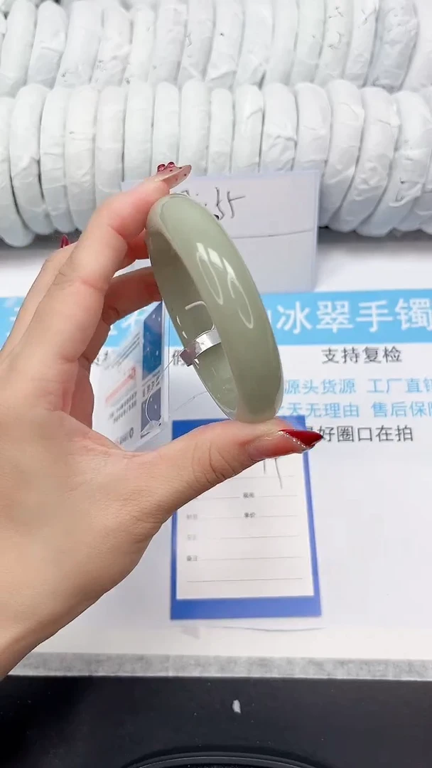 未镶嵌手镯石英质玉94-58.3DK