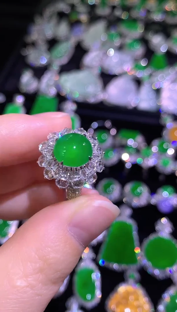 18K金镶嵌戒指翡翠冰种阳绿蛋面戒指完美