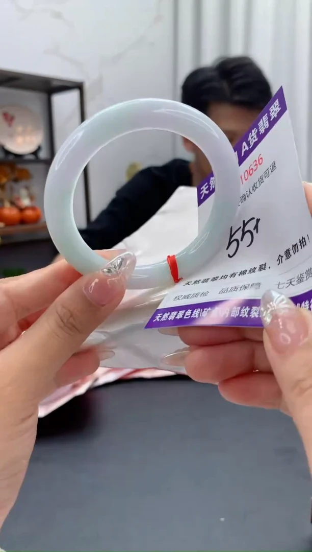 未镶嵌手镯翡翠有纹，完美者勿拍