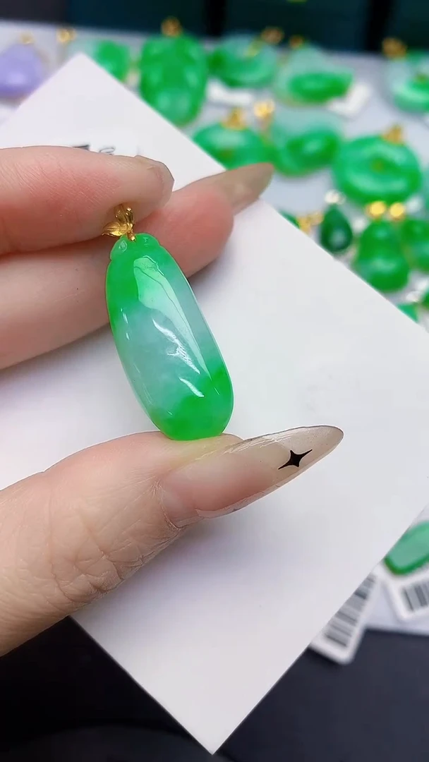 颈饰18K金镶嵌翡翠缅甸天然翡翠A货