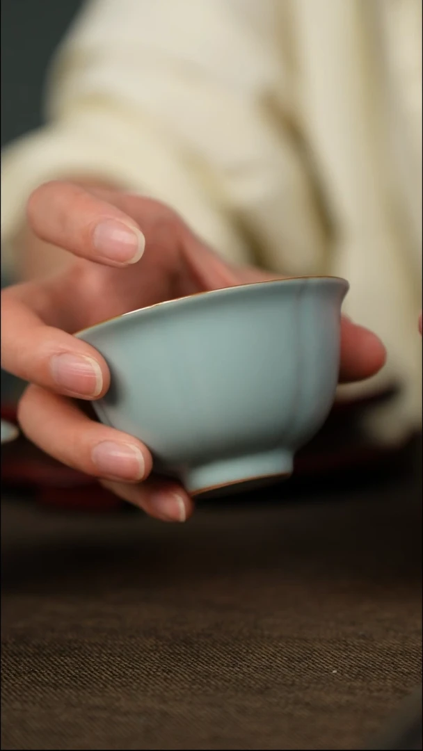 微微瑕 花口杯 无底款
