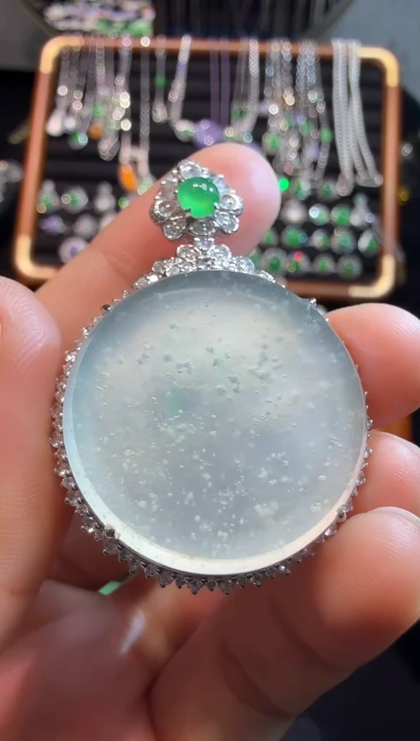 吊坠(赠链)18K金镶嵌翡翠玻璃种木纳雪花棉圆牌吊坠