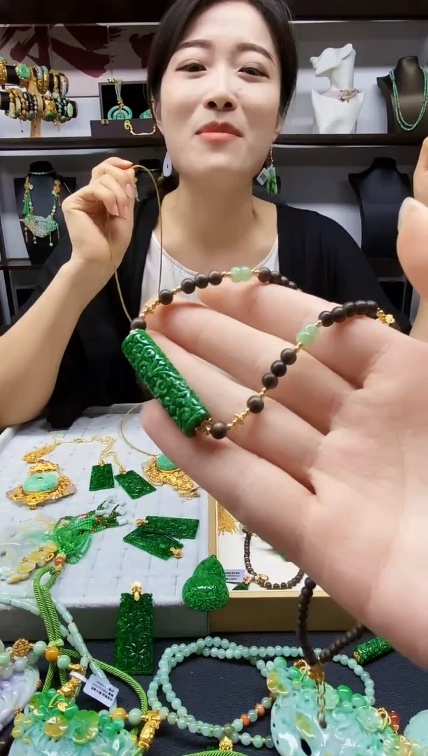 颈饰未镶嵌翡翠小*香翡翠吊坠