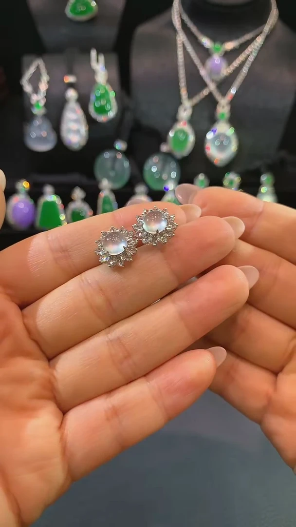 18K金镶嵌翡翠耳饰耳钉