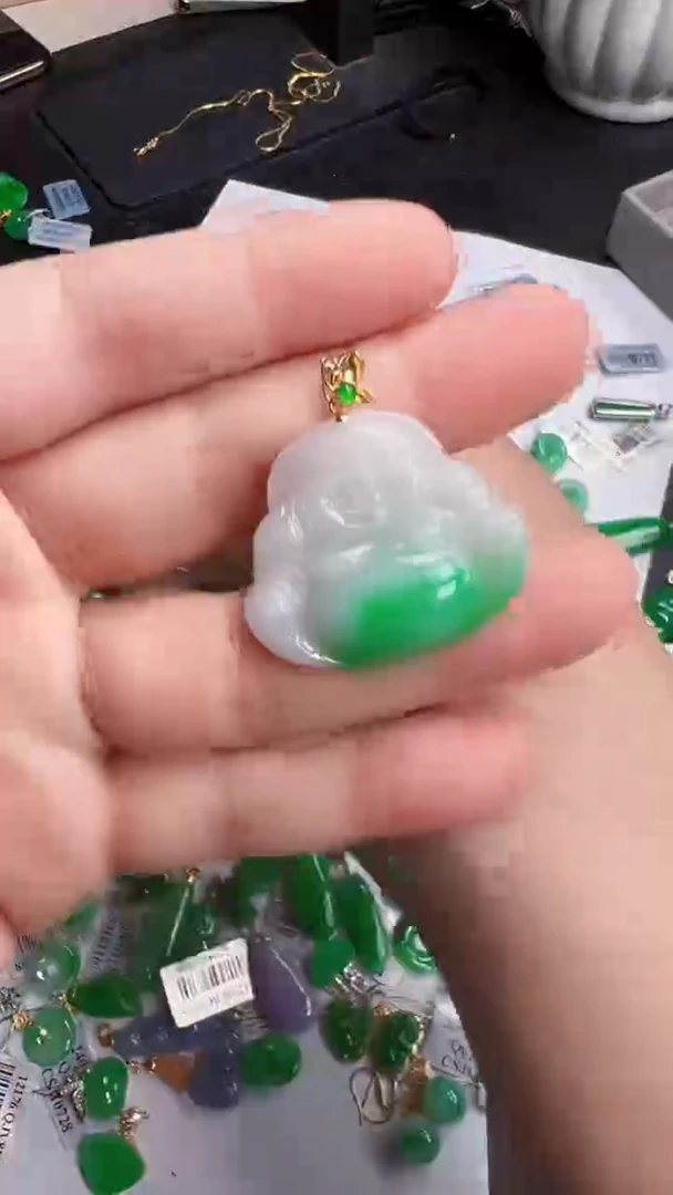 翡翠18K金镶嵌颈饰佛
