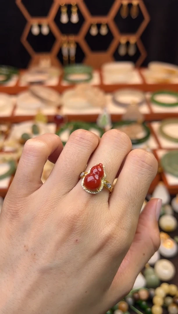 18K金镶嵌戒指南红玛瑙精品原矿
