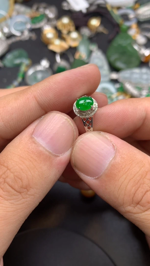 颈饰18K金镶嵌翡翠虾****眼待定商品不退不换