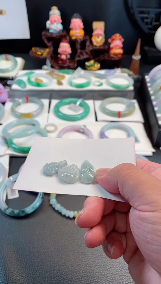 翡翠手镯未镶嵌?****柿有纹裂